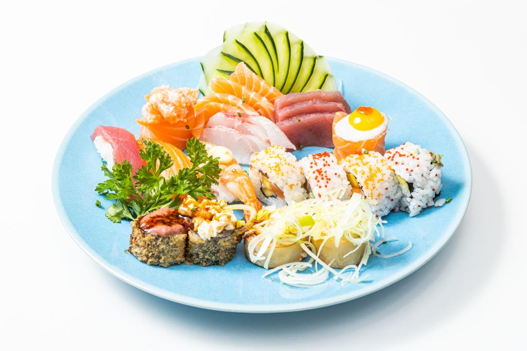 Entrada Misoshiro tradicional ou 2 Gyosas mix Combinado especial do chef 25 Unidades de sushi e sashimi e hot rolls *criatividade do chef Bebida : copo de vinho ou refrigerante ou cerveja ou Sumo do dia ou refrigerante ou chá 1 café Sobremesa à escolha.