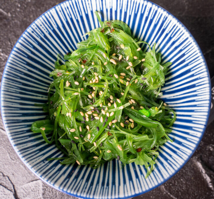 Tigela de Wakame com sésamo. Esta alga é altamente nutritiva, pois é uma excelente fonte de vitaminas do complexo B e minerais como cálcio, magnésio e iodo. O Wakame também possui propriedades anti-inflamatórias e antioxidantes, apresentando vários benefícios à saúde. Composição Wakame cru Vitamina E 1,0 mg Vitamina C 3,0 mg Cálcio 150 mg Ferro2,18mg

Festival do sushi com desconto = 10,50 €