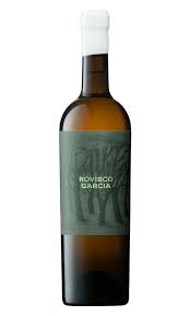 De cor amarelo-limão brilhante. Aroma expressivo com notas cítricas, frutos secos e um delicado toque amanteigado. Uma mineralidade distinta remetendo a pedra molhada. Boca muito equilibrada entre acidez vibrante e textura cremosa, com algum volume do estágio em madeira. Final longo e persisten
